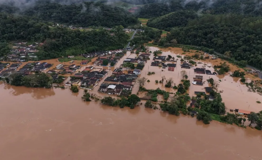 Eldorado sofre com alagamentos após fortes chuvas e Defesa Civil resgata famílias