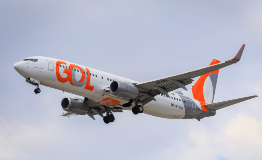 Avião da Gol tem voo cancelado após motor pegar fogo durante decolagem