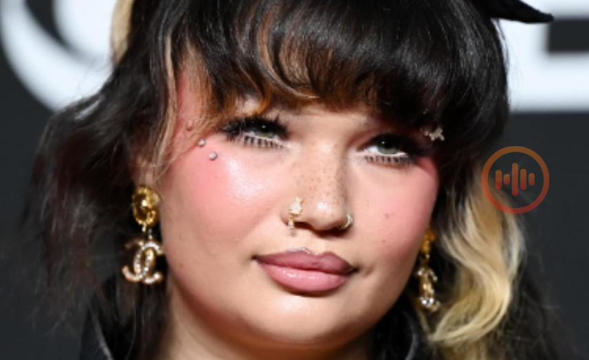 Lola Young retorna aos palcos com show marcante em Londres