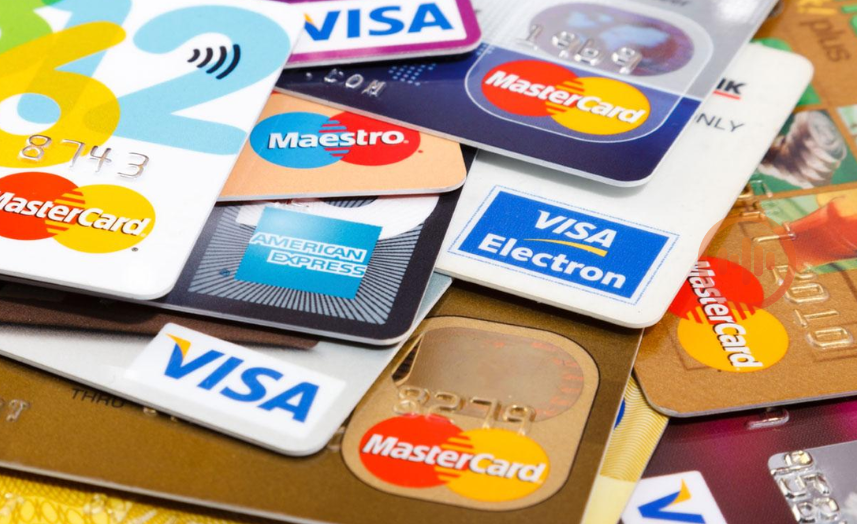 Juros bancários sobem e cartão de crédito rotativo segue como vilão