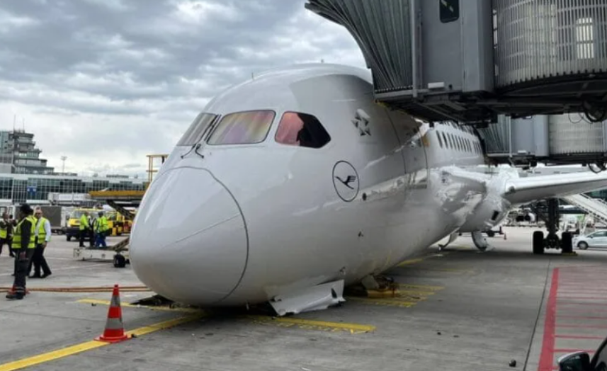 Trem de pouso de Boeing 787 cede em Frankfurt e deixa funcionários feridos